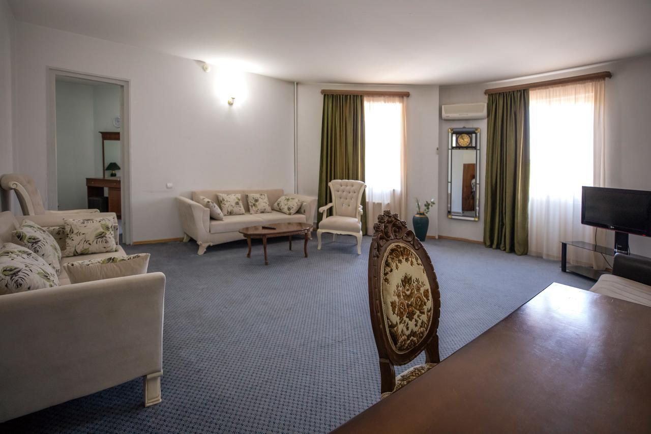Leader Hotel Gori Zewnętrze zdjęcie