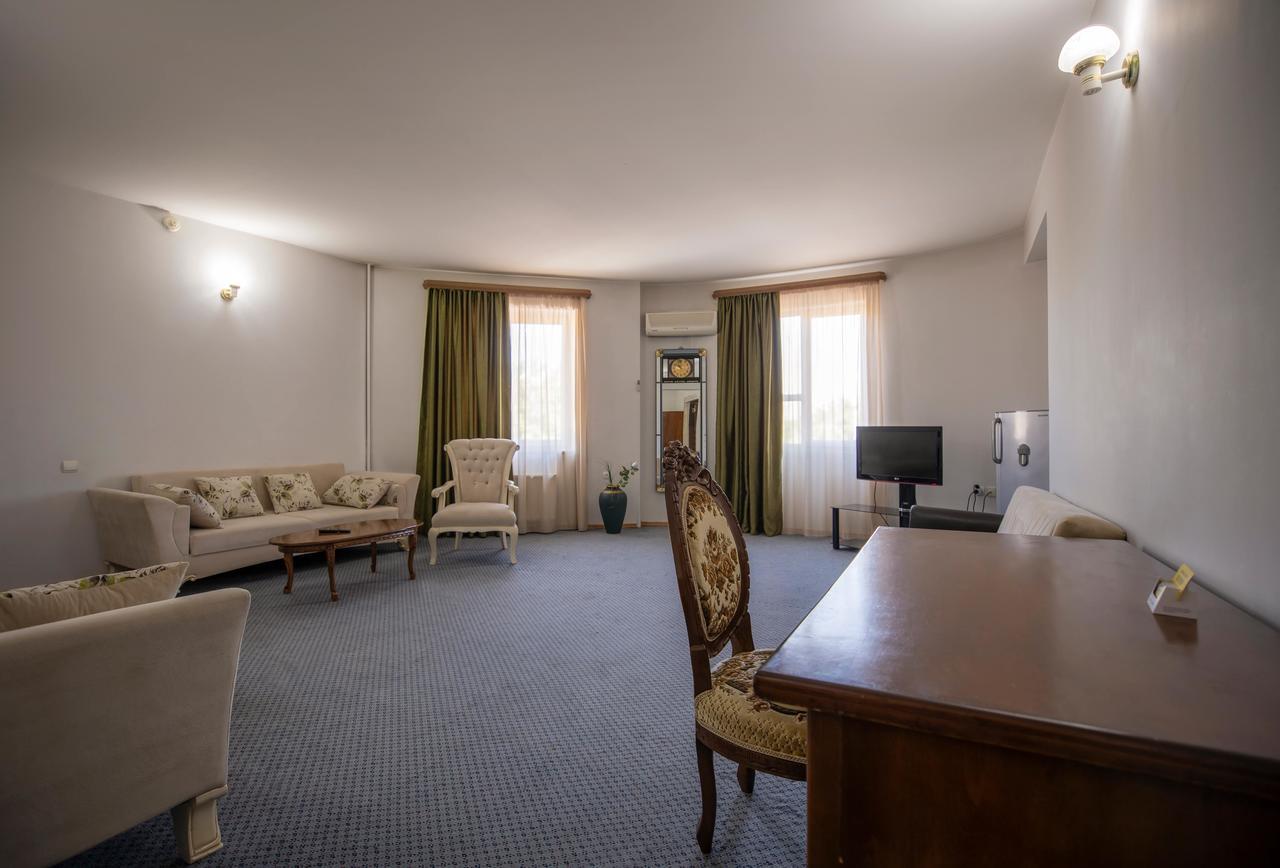Leader Hotel Gori Zewnętrze zdjęcie